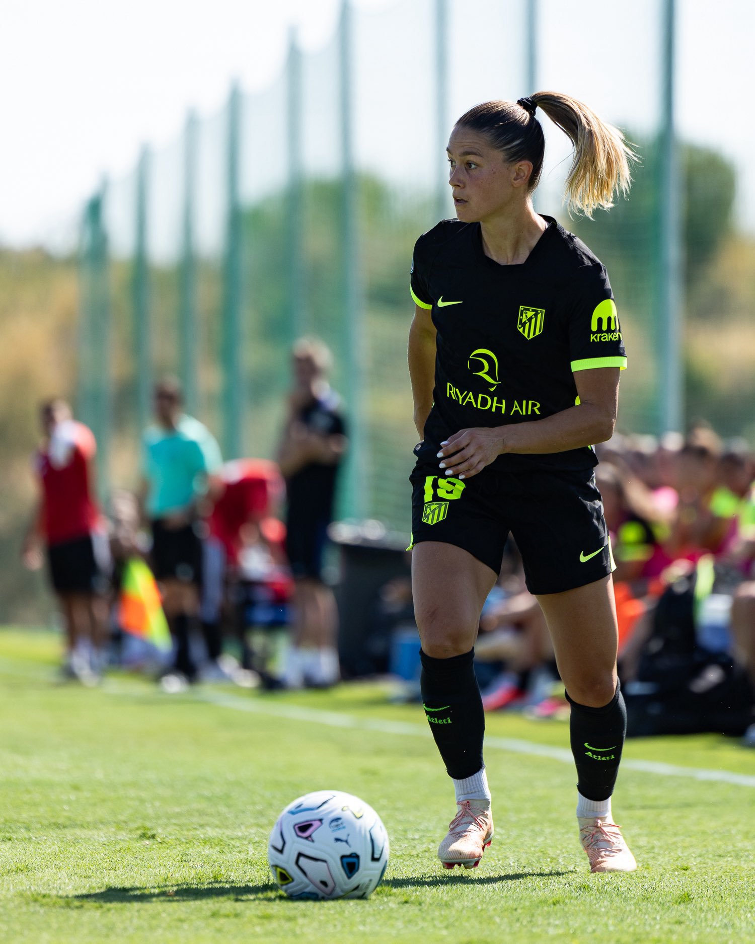 El Atlético Femenino resiste con diez, pero el Granada le arrebata la victoria en el minuto 90