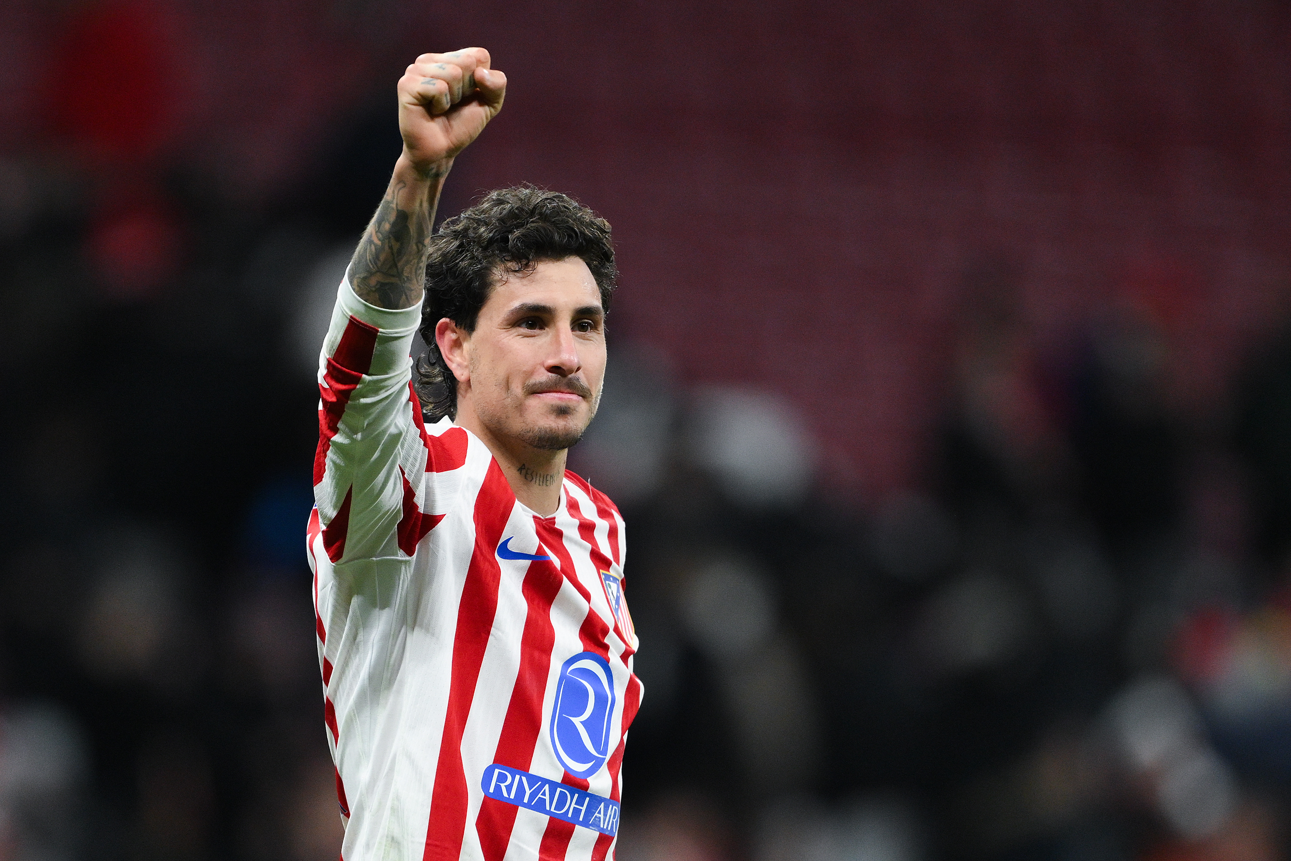 Giménez afronta su verano más extraño: de jefe de la defensa a pelear por el puesto