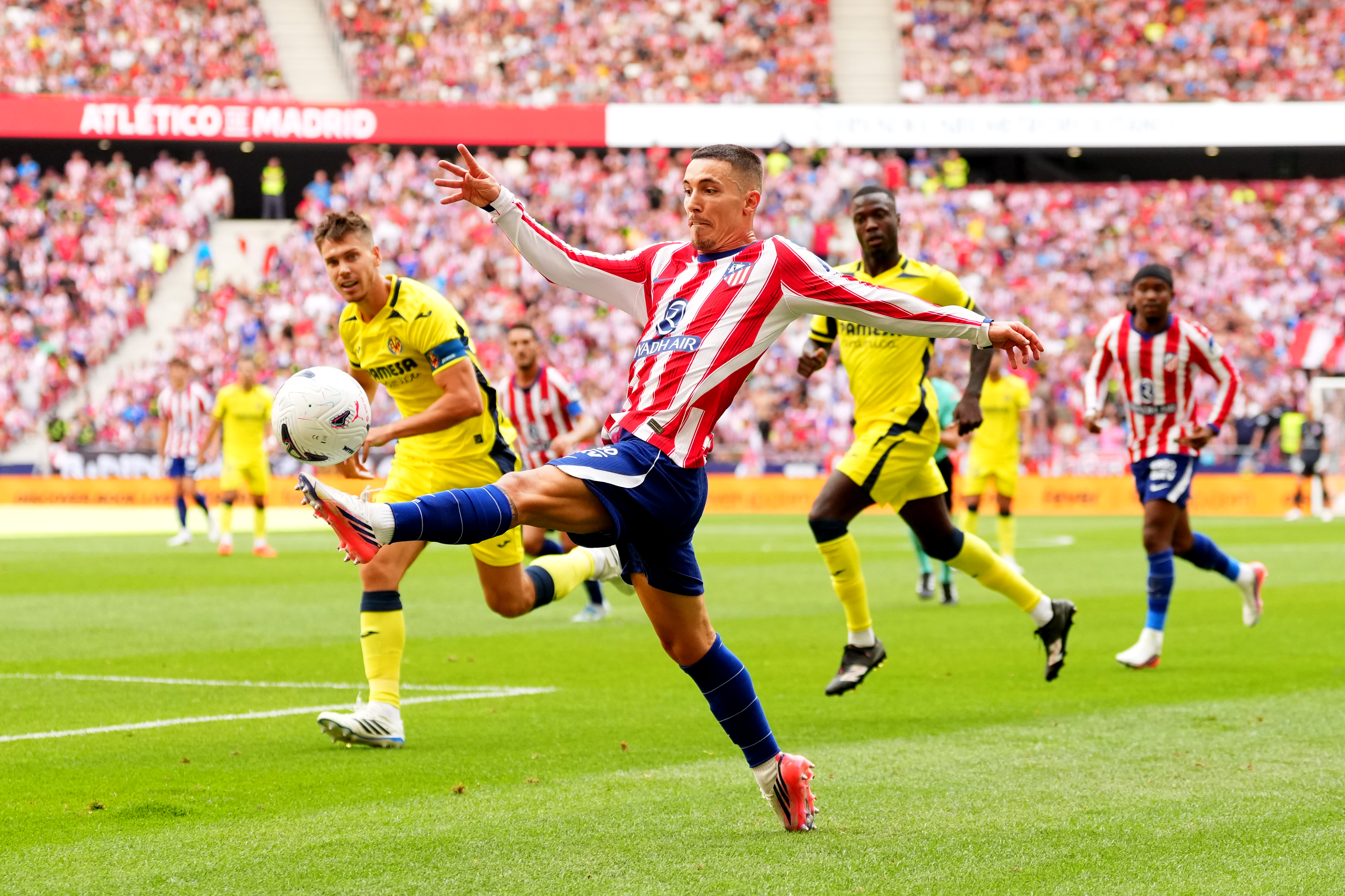 Grimaldo empieza a enseñar quién es al Atlético: 90 minutos y una primera señal de lo que puede aportar