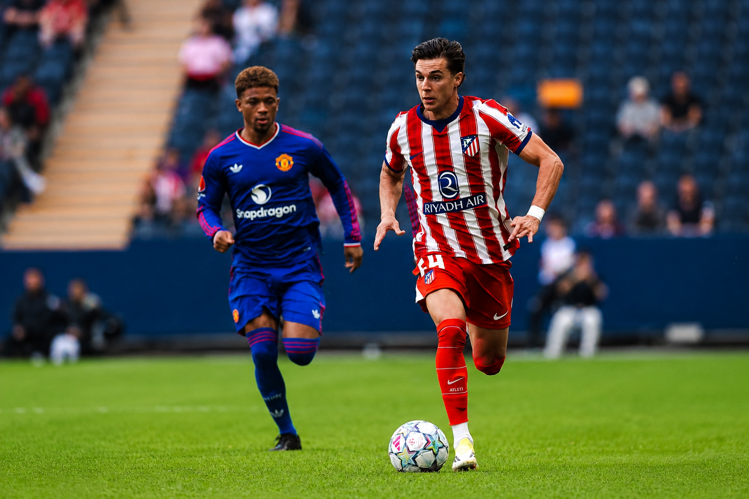 El Atlético compite, pero los errores condenan a los jóvenes ante el Manchester United